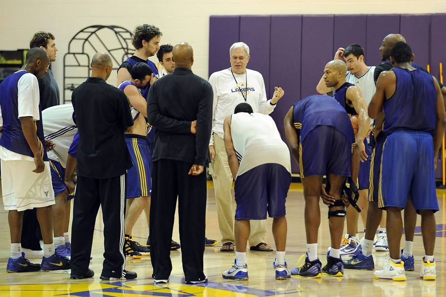 16 novembre 2009: Jackson tiene a rapporto i suoi Lakers.